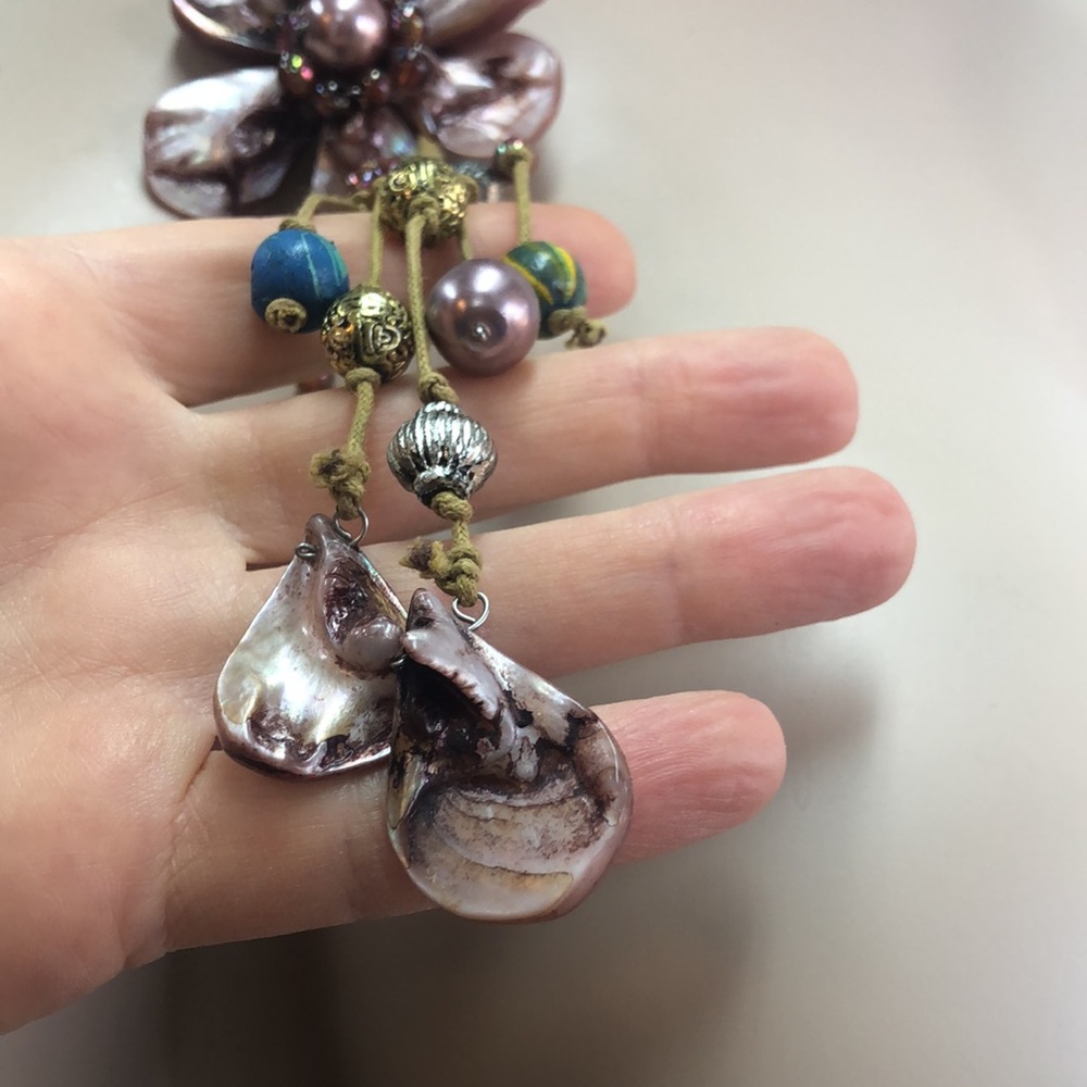 Shell Flower Necklace - Picture 7 of 16
